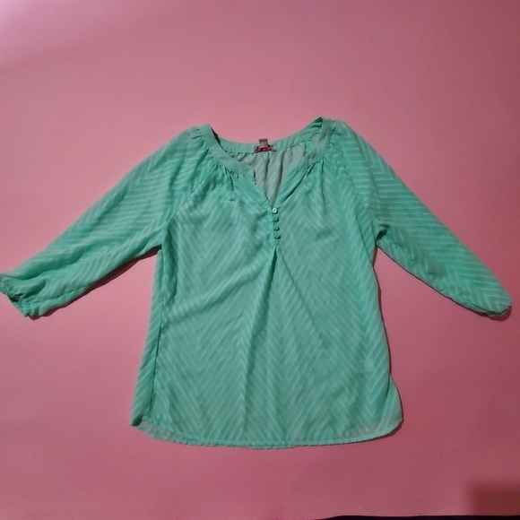 Candie's Tops - 💐 Candies Mint Green Bright Cheery Sheer Chevron Top 💐